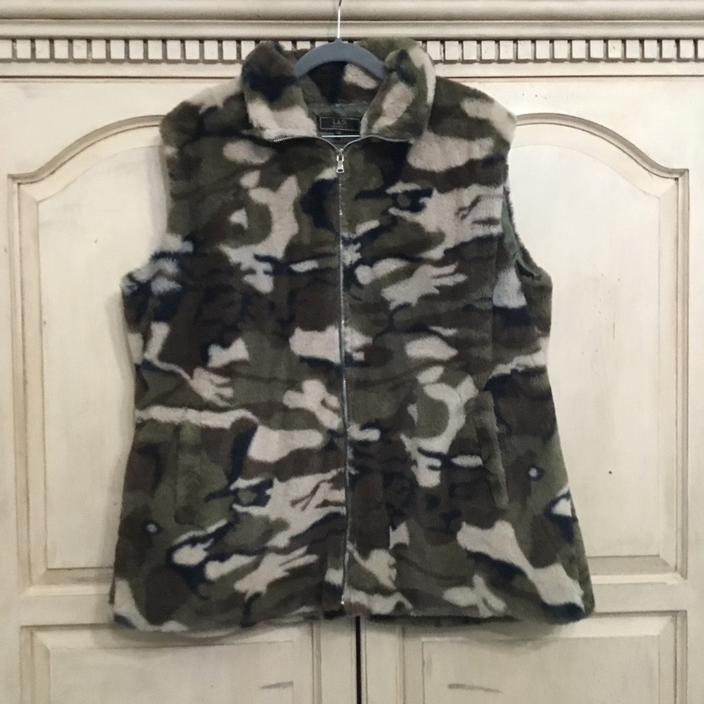 Lucky & Blessed Women’s Faux Fur Camouflage Vest Size 3X - Picture 1 of 6